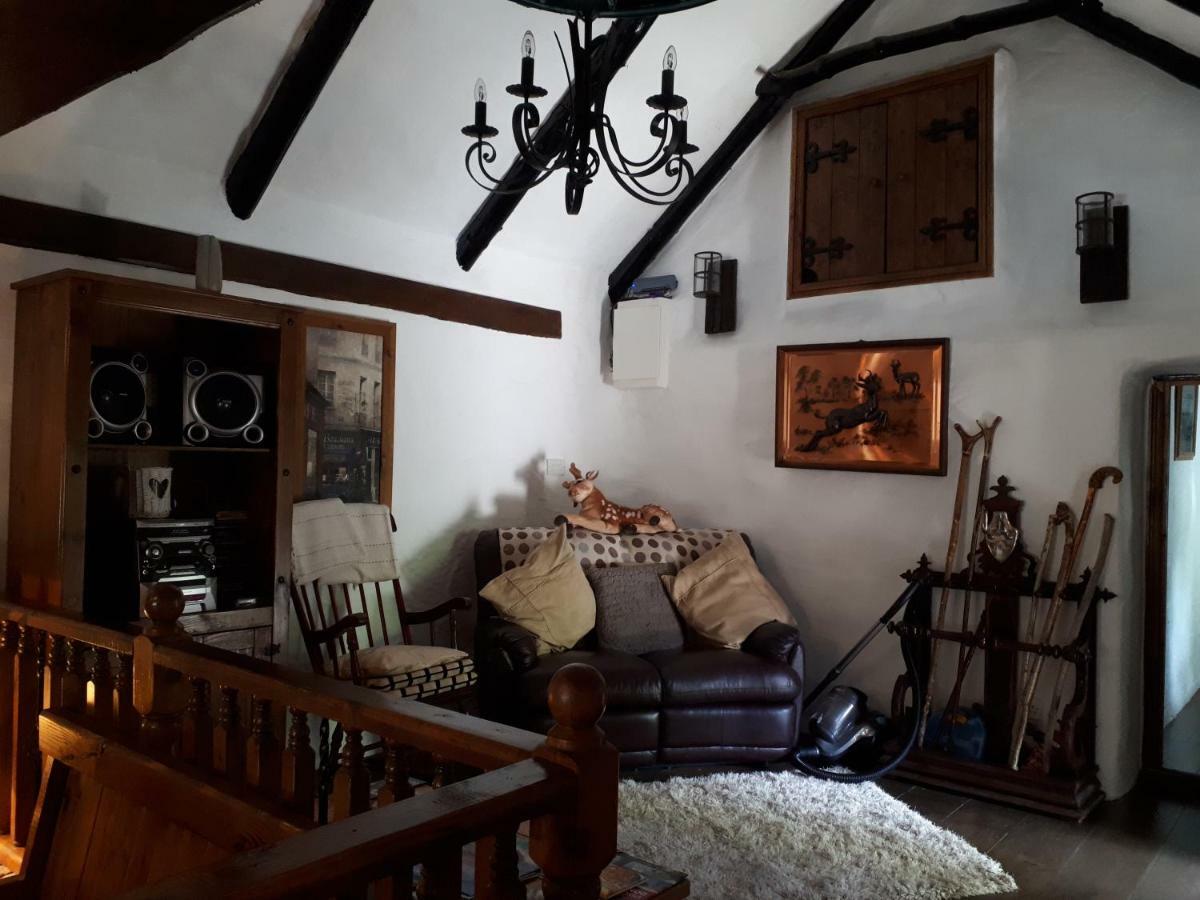 Clarisses Cottage Laragh Room photo